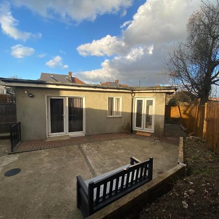 Private House With Free Park For Group Near Wembley Station Villa London Eksteriør bilde
